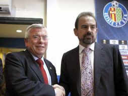 El presidente del Getafe, Angel Torres (d), y el alcalde de la ciudad, Pedro Castro, tras anunaciar la venta del equipo. EFE  /