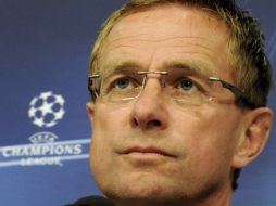 Ralf Rangnick, estratega del Schalke 04, equipo que juega la semifinal hoy contra Manchester United. EFE  /