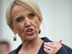 La gobernadora de Arizona, Jan Brewer, firmó la nueva ley. ARCHIVO  /