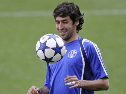 Raúl González es el consentido de la afición del Schalke, que por primera vez juega una semifinales de Champions. AP  /