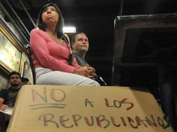 Una mujer sostiene una pancarta en contra de la ley antiinmigrante en Miami. EFE  /