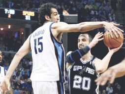 El jugador de los Grizzlies de Memphis, Hamed Haddadi (15) le roba el balón al argentino Manu Ginóbili. EFE  /