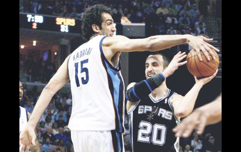 El jugador de los Grizzlies de Memphis, Hamed Haddadi (15) le roba el balón al argentino Manu Ginóbili. EFE  /