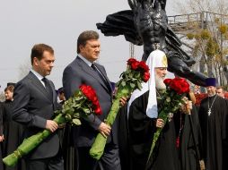 Los líderes de Ucrania, Víctor Yanukóvich y Rusia, Dmitri Medvédev participan en una ofrenda floral por las víctimas de Chernobil. EFE  /