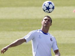 Cristiano Ronaldo domina el esférico en una práctica del conjunto merengue. EFE  /