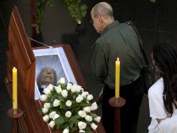 Un hombre visita el ataúd del poeta chileno durante el velorio realizado hoy en el Museo de Bellas Artes de Santiago. EFE  /