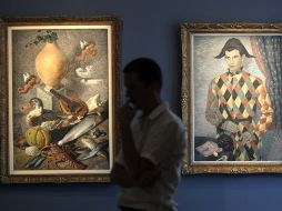 Un visitante observa las obras Contrastes de Matieres Vivantes, izquierda, y Arlequin (Portrait de Nino Frachini), derecha. REUTERS  /