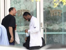 El suplemente de mariscal de campo de los Acereros de Pittsburgh (izq.) y un miembro de la Asociación de Jugadores de la NFL. REUTERS  /