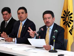 Los legisladores del PRD Tomás Torres, Silvano Aureoles y Carlos Navarrete, durante conferencia de prensa. EL UNIVERSAL  /