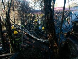 Casi 60 personas fueron desalojadas luego de que las llamas alcanzaron a sus viviendas en Pinar de la Venta. M. FREYRÍA  /