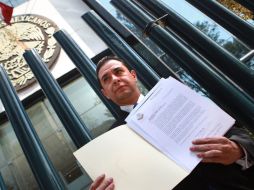 El diputado Agustín Castilla Marroquín presenta la denuncia levantada ante la PGR. EL UNIVERSAL  /