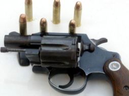 Al detenido le confiscaron una pistola calibre .38 especial. ARCHIVO  /
