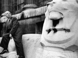 Fotografía de la obra Retrato del realizador Alfred Hitchcock en el exterior del Museo Británico que forma parte de la muestra. EFE  /