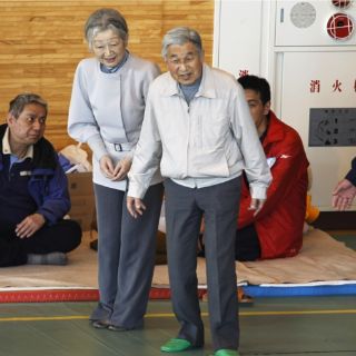 Emperadores japoneses consuelan a sobrevivientes de tsunami y terremoto
