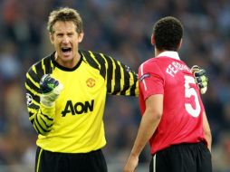 Edwin van der Sar festejando el triunfo del ManU ante el Schalke. EFE  /