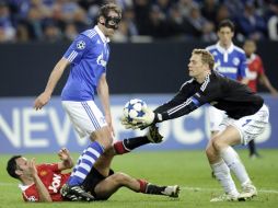 Manuel Neuer fue el héroe del Schalke en el primer tiempo del duelo ante el ManU. AP  /