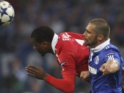 Evra rematando el balón de cabeza ante la marca del Schalke. EFE  /