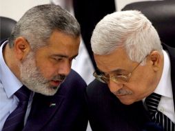 Presidente palestino Mahmud Abás conversa con el líder del movimiento islamista palestino Hamás, Ismail Haniye. ARCHIVO  /