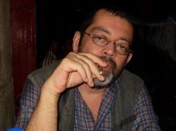 El escritor fue columnista para distintos medios escritos de su país. ESPECIAL  /