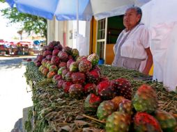 Aspecto de los puestos de pitaya en el barrio de Las Nueve Esquinas. E. BARRERA  /