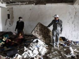 Rebeldes libios limpian casas de la calle Trípoli en la ciudad sitiada de Misrata, Libia. NOTIMEX  /