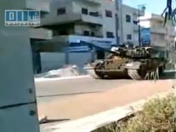 Captura de un video distribuido que muestra un tanque del ejército sirio en una calle de la ciudad de Daraa, Siria. EFE  /