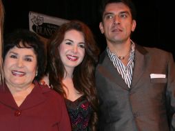 En la imagen junto a su madrina Carmen Salinas y el actor Jorge Salinas. ELUNIVERSAL  /