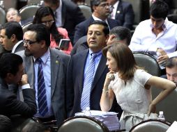Los panistas Alberto Pérez Cuevas y Josefina Vázquez Mota dialogan durante la sesión ordinaria de la Cámara de Diputados. EL UNIVERSAL  /