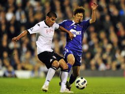 Carlos Salcido (izq.) en el partido contra Bolton Wanderers. AFP  /