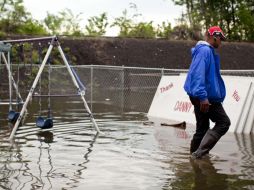 Un ciudadano camina en el inundado patio de su casa en Cairo, Illinois. AFP  /