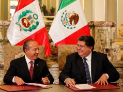 Felipe Calderón y  Alan García durante la firma del acuerdo de cooperación. REUTERS  /