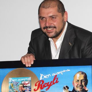 Reyli Barba con Disco de Oro bajo el brazo