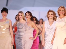 El grupo de guapas señoras que participó en la pasarela.  /