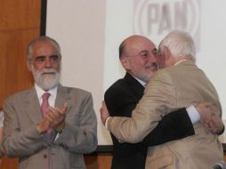 Luis Felipe Bravo es felicitado por Luis H. Álvarez, Diego Fernández aplaude. EL UNIVERSAL  /