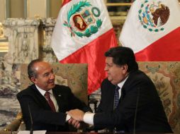 El Presidente Felipe Calderón y su Homólogo Alan García firman convenios en el Palacio de Gobierno de Perú. EFE  /