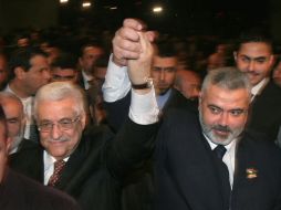 El líder de la Autoridad Palestina, Mahmud Abbas, y el jefe de Gobierno de Hamas, Ismail Haniye, simbolizan la reconciliación. AP  /
