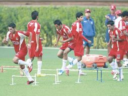 Esparza (centro) se ha ganado con trabajo la confianza del “Güero” Real y la titularidad. MEXSPORT  /