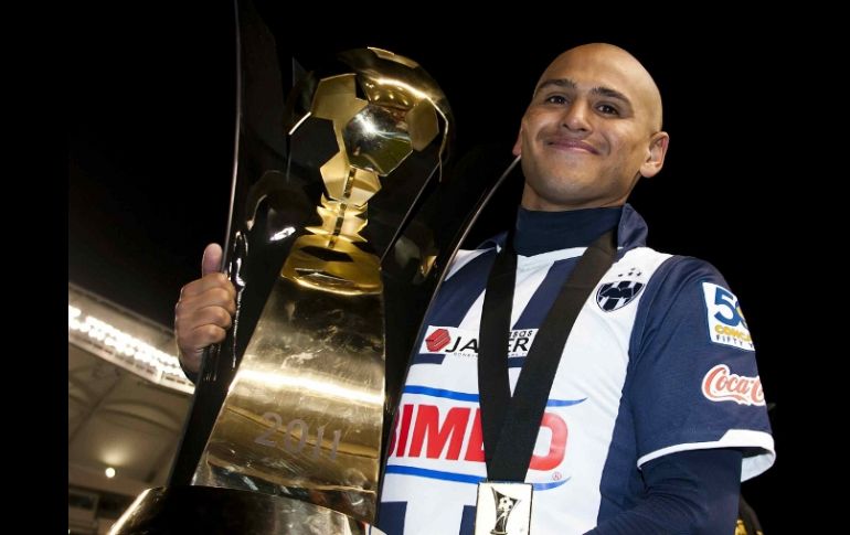 El autor del gol de la victoria, Humberto Suazo, sostiene el trofeo de la Liga de Campeones de la Concacaf. MEXSPORT  /