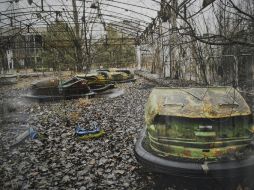 Coches de choque abandonados en un parque de atracciones de Prípiat, la ciudad fantasma de Chernóbil. EFE  /