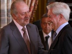 El rey Juan Carlos saluda al escritor durante el almuerzo ofrecido por entrega del Premio Cervantes a Ana María Matute. NTX  /