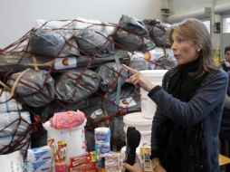 María Clemencia Rodríguez de Santos, esposa del presidente colombiano, Juan Manuel Santos, recibe los paquetes de ayuda. EFE  /