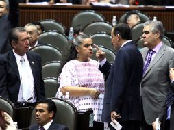 Los diputados priístas Beatriz Paredes y Sebastián Lerdo de Tejada, dialogan durante la sesión ordinaria. EL UNIVERSAL  /