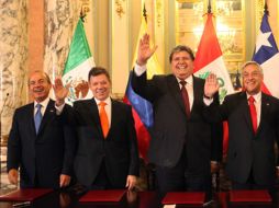 Los presidentes de México, Felipe Calderón (i), Colombia, Juan Manuel Santos, Perú, Alan García, Chile, Sebastián Piñera. EFE  /