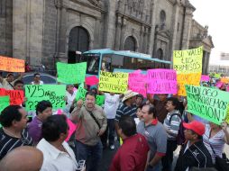 Comerciantes se hacen escuchar en las inmediaciones del Ayuntamiento de Guadalajara. A. CAMACHO  /