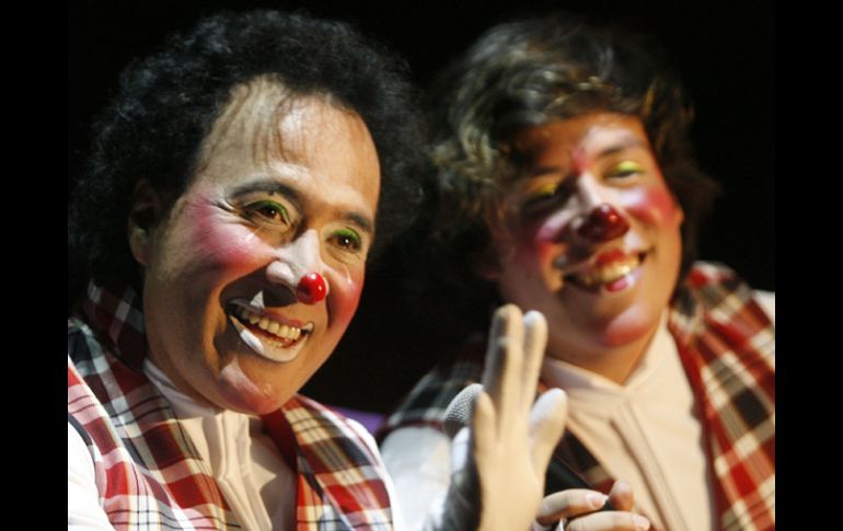 Lagrimita y Costel, listos para ofrecer una tarde mágica para los pequeños del hogar.A.HINOJOSA  /