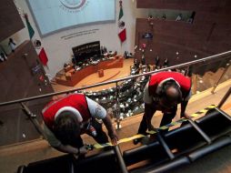 En plena sesión legislativa, elementos de Protección Civil colocan una cinta de precaución. EL UNIVERSAL  /