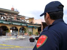 Oficial marroquí vigila el área de la detonación, en la ciudad Marraquech. AFP  /