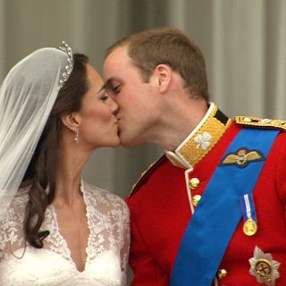 Dos besos sellan la unión de Guillermo y Catalina