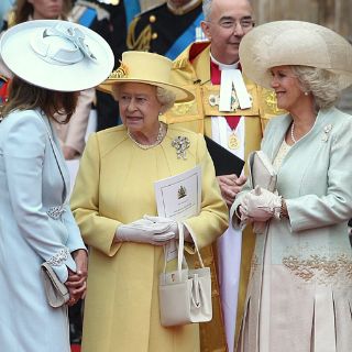 Sombreros y adornos florales dan color a la boda real