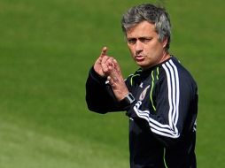 José Mourinho dirigiendo la práctica de hoy del Real Madrid. AFP  /
